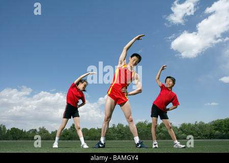 Gli atleti lo stiro in un campo Foto Stock