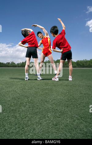 Gli atleti lo stiro in un campo Foto Stock