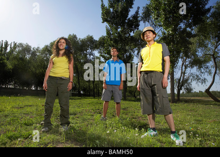 Ritratto di giovani adulti in piedi nel parco Foto Stock