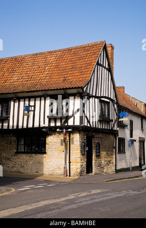 Il Blue Pig Public House, Castlegate, Grantham, Lincolnshire, Inghilterra Foto Stock