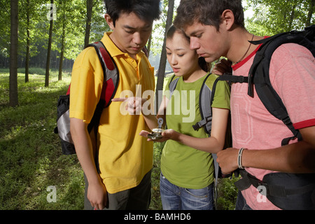 I giovani in cerca di una bussola Foto Stock