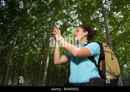 Donna che mantiene il sistema GPS fino Foto Stock