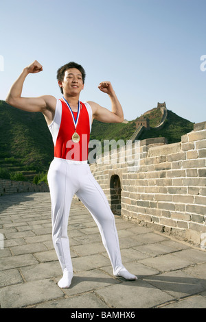 Atleta muscoli di flessione sulla Grande Muraglia Della Cina Foto Stock