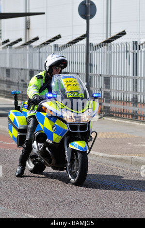 Polizia moto, London Marathon 2009 esecuzione internazionale di corsa su strada, Eastend, REGNO UNITO Foto Stock