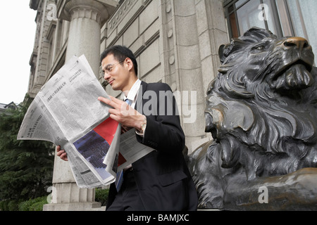 Imprenditore quotidiano di lettura Foto Stock