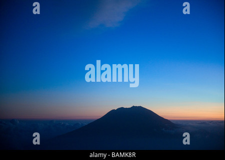 Il picco del Monte Agung visto da un aereo il vetro sale 10 308 piedi sopra il livello del mare Foto Stock