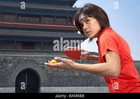 Ritratto di Ping Pong Player con Bat e sfera Foto Stock