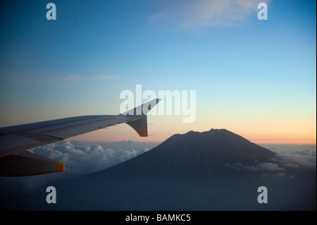 Il picco del Monte Agung visto da un aereo il vetro sale 10 308 piedi sopra il livello del mare Foto Stock