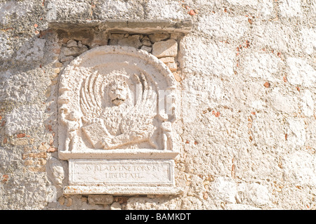 Un antico bassorilievo raffigurante il leone di San Marco, simbolo di Venezia, su una parete nel centro di Baska, Isola di Krk, Croazia Foto Stock