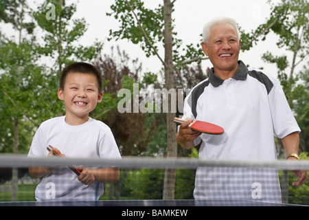 Nonno e nipote giocando a ping pong Foto Stock