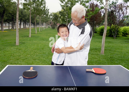Nonno e nipote giocando a ping pong Foto Stock