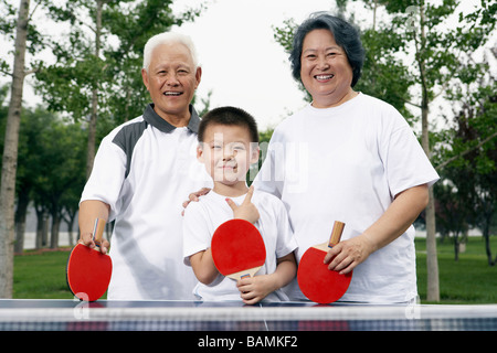 Nonni e nipote giocando a ping pong Foto Stock