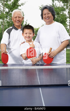 Nonni e nipote giocando a ping pong Foto Stock