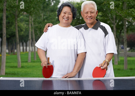 Coppia di anziani a giocare a Ping Pong Foto Stock