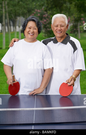 Coppia di anziani a giocare a Ping Pong Foto Stock