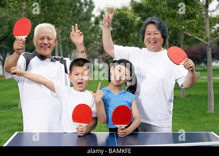 Nonni e nipoti giocando a ping pong Foto Stock