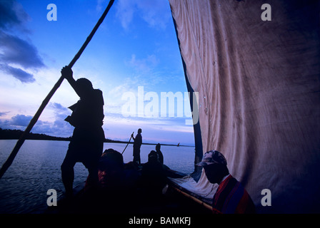 I pescatori di ritorno dalla notte del gill netting Inhambane Mozambico Foto Stock