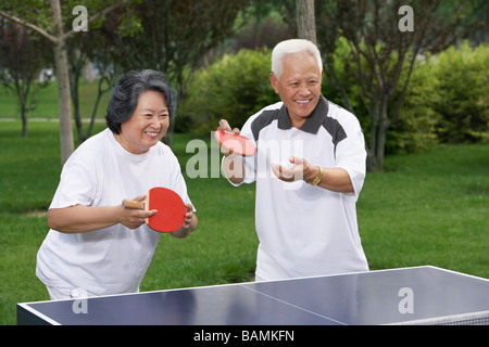 Coppia di anziani a giocare a Ping Pong Foto Stock