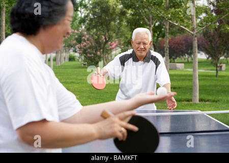 Coppia di anziani a giocare a Ping Pong Foto Stock