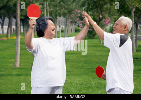 Coppia di anziani a giocare a Ping Pong Foto Stock