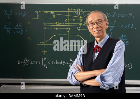 Insegnante in piedi di fronte di Blackboard Foto Stock
