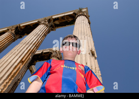 Ragazzo al Tempio di Zeus Olimpio Foto Stock