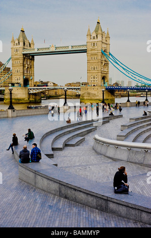 Il Tower Bridge e GLA City Hall Londra Inghilterra Regno Unito Regno Unito Regno Unito Foto Stock