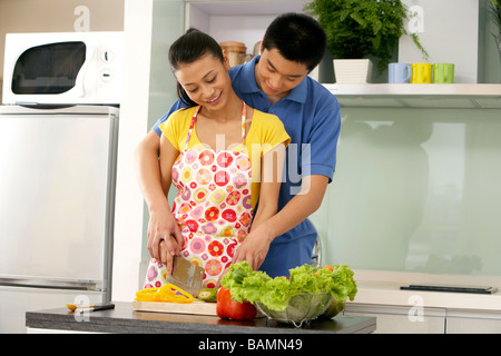 Ritratto di giovane coppia in cucina Foto Stock