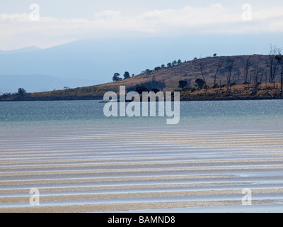 Sabbia ondulata appartamenti a bassa marea norfolk bay tasmania australia Foto Stock