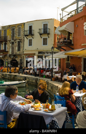 Sala da pranzo dal porto veneziano nella città vecchia di Rethymno Creta Grecia Europa Foto Stock