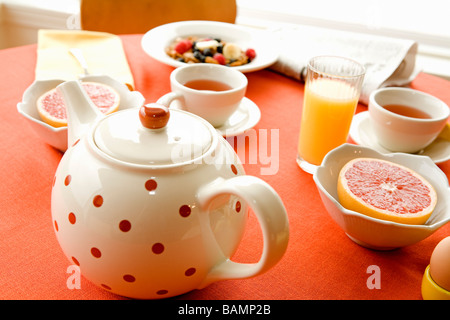 Una sana colazione a base di cereali secchi e frutta con tè Foto Stock