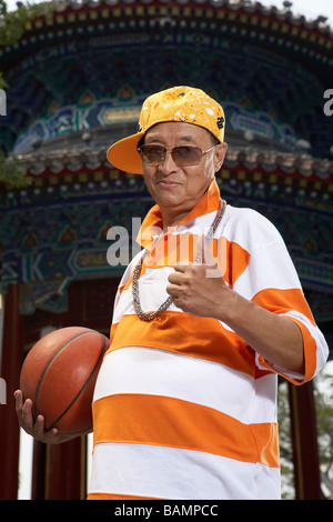 Active Senior, giovani nel cuore tenendo la pallacanestro Foto Stock