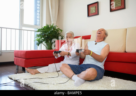 Coppia di anziani la riproduzione di video giochi Foto Stock