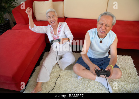 Coppia di anziani la riproduzione di video giochi Foto Stock