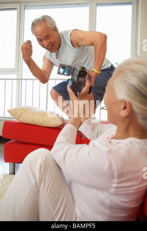 Donna Uomo Riprese con videocamera Foto Stock