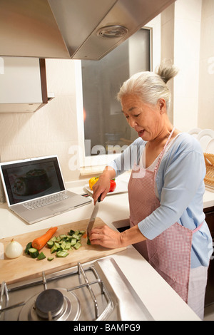 Donna anziana in cucina Foto Stock