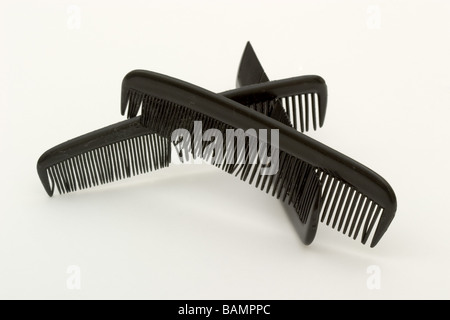 Nero tre pettini in plastica intrecciata con quella di un altro Foto Stock