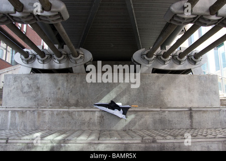 Bianco e nero ombrello passi sotto il Millennium bridge thames path north bank thames Londra Inghilterra Regno Unito Europa Foto Stock