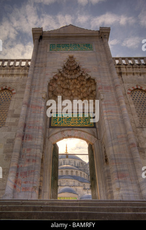 Al di fuori di entrata alla Moschea Blu Istanbul, Turchia Foto Stock