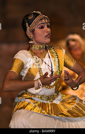 Danza tradizionale al tempio Brihadishwara Thanjavur Tamil Nadu India Foto Stock