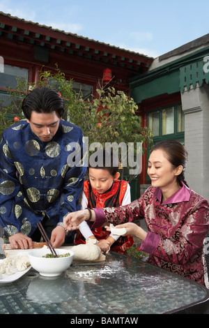 Famiglia rendendo Gnocchi in cortile Foto Stock