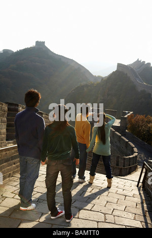 Due giovani coppie di visitare la Grande Muraglia Della Cina Foto Stock