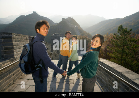 Due giovani coppie di visitare la Grande Muraglia Della Cina Foto Stock