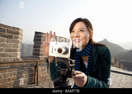 Giovane donna Imposta una foto sulla Grande Muraglia Della Cina Foto Stock