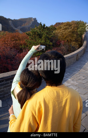 Coppia giovane posano per una foto sulla Grande Muraglia Della Cina Foto Stock