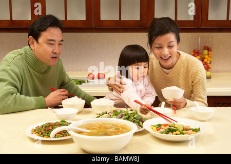 Famiglia di mangiare la cena insieme Foto Stock