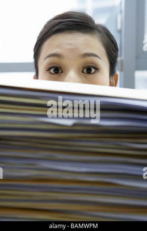 Imprenditrice con la pila di lavoro Foto Stock