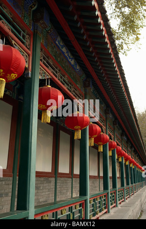 Lanterne appesi lungo il bordo di un marciapiede Foto Stock