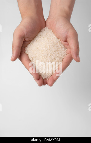 Mani a tazza di riso di contenimento Foto Stock