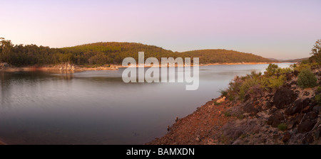 Mundaring Weir serbatoio al tramonto. Perth, Western Australia Foto Stock